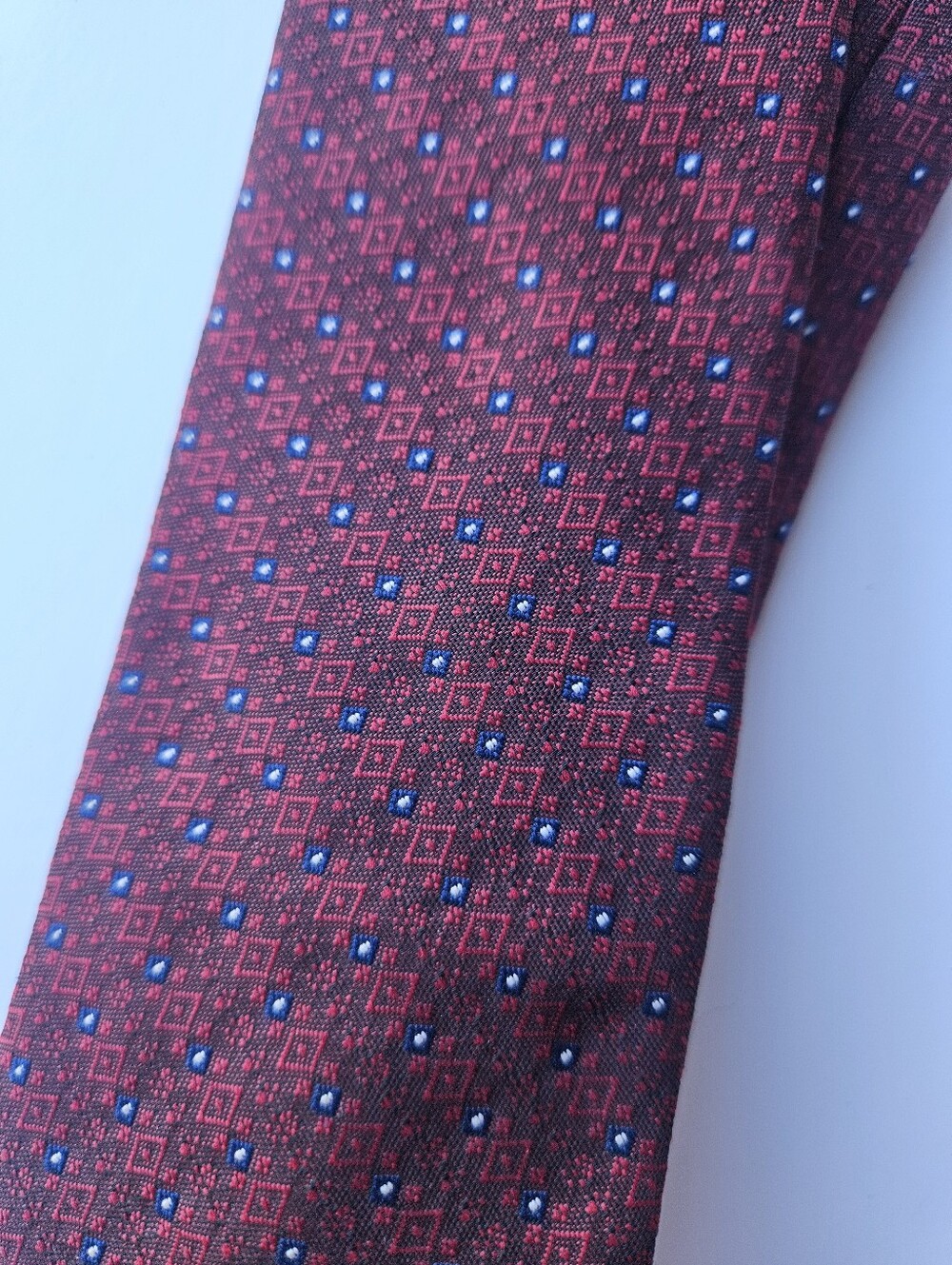 Vtg Johnny Carson Necktie 4” Wide Polyester Burgandy micro-geometric